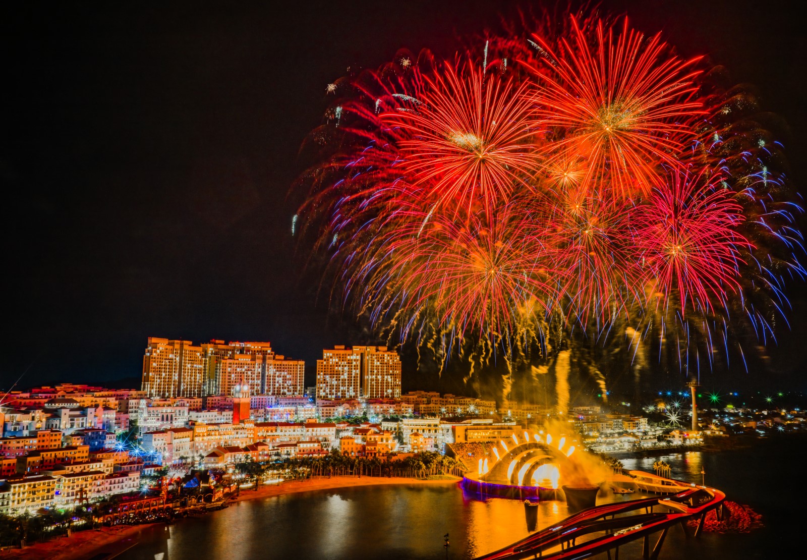 Show diễn kết hợp ph&aacute;o hoa nghệ thuật mang dấu ấn Sun Group tại Ph&uacute; Quốc. Ảnh: &Aacute;nh Dương