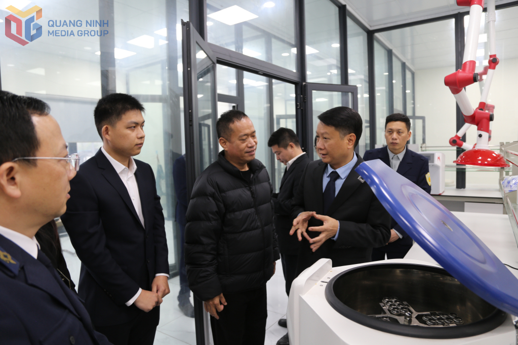 C&aacute;c đại biểu tham quan Trung t&acirc;m thử nghiệm