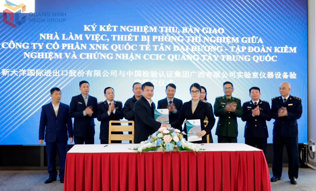 C&ocirc;ng ty CP xuất nhập khẩu quốc tế T&acirc;n Đại Dương (Việt Nam) v&agrave; Tập đo&agrave;n Kiểm nghiệm Trung Quốc - C&ocirc;ng ty TNHH Quảng T&acirc;y, Chi nh&aacute;nh Đ&ocirc;ng Hưng (Trung Quốc) đ&atilde; k&yacute; kết nghiệm thu, b&agrave;n giao nh&agrave; l&agrave;m việc v&agrave; to&agrave;n bộ trang thiết bị ph&ograve;ng th&iacute; nghiệm n&ocirc;ng sản v&agrave; thực phẩm