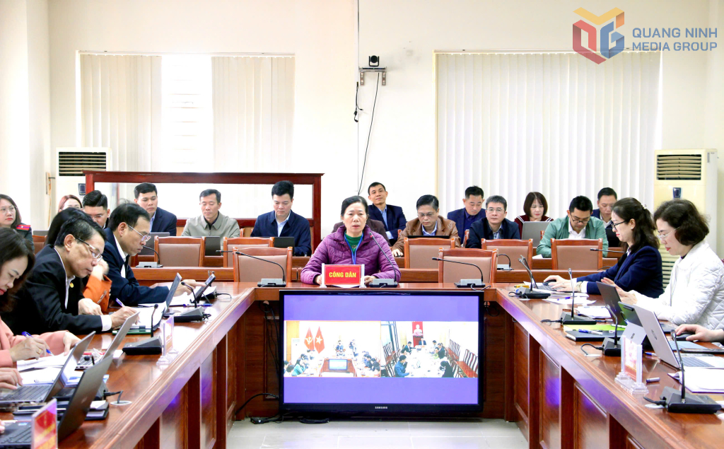 C&ocirc;ng d&acirc;n tr&igrave;nh b&agrave;y kiến nghị với Hội đồng tiếp c&ocirc;ng d&acirc;n tỉnh Quảng Ninh