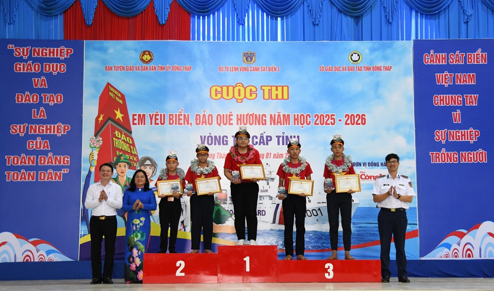 Ban Tổ chức trao giải cho c&aacute;c em đạt giải tại cuộc thi tổ chức tại Đồng Th&aacute;p.