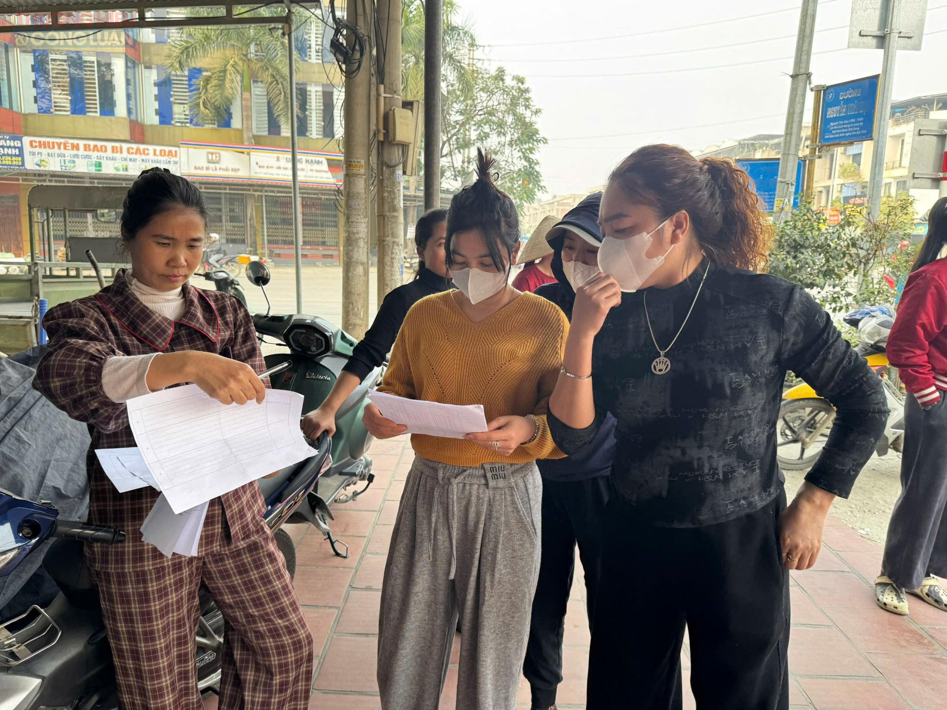 Người d&acirc;n gửi kiến nghị c&aacute;c kh&oacute; khăn vướng mắc đến c&aacute;c ng&agrave;nh chức năng tại địa phương.