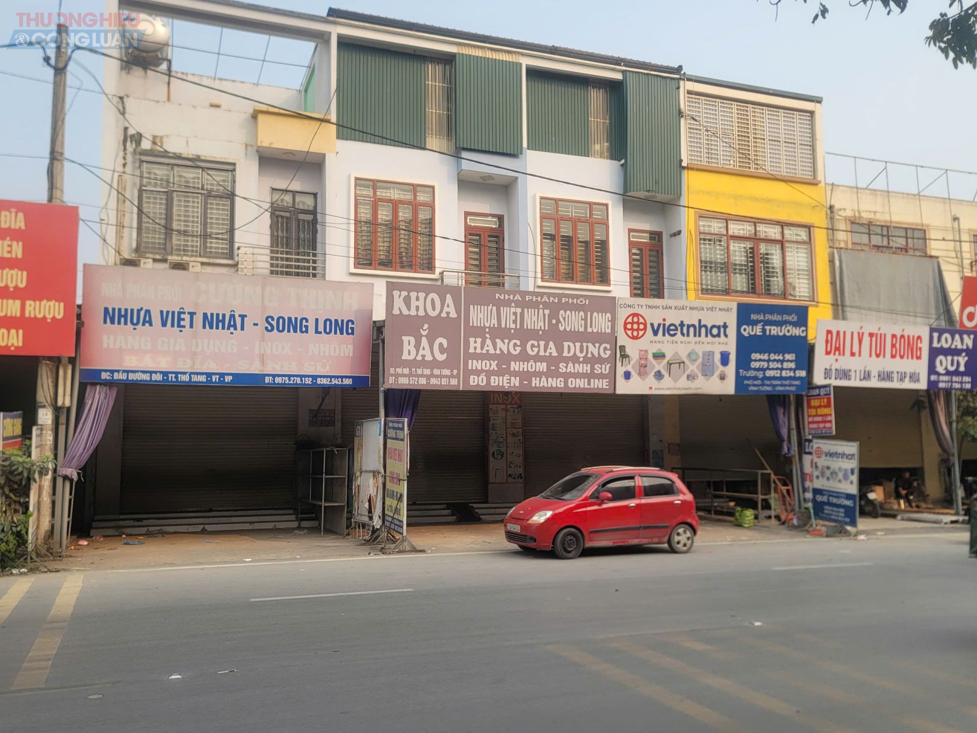 Nhiều gian h&agrave;ng tại chợ Thổ Tang đ&oacute;ng cửa, chợ thưa vắng người mua b&aacute;n.