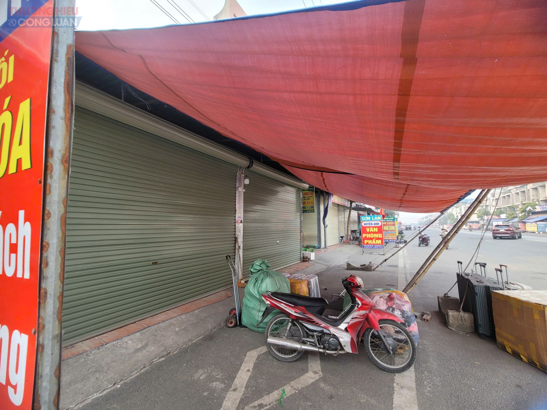 Cảnh vắng lặng hiếm thấy tại chợ Thổ Tang, nơi từng l&agrave; đầu mối bu&ocirc;n b&aacute;n sầm uất.