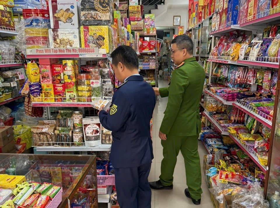 Hải Phòng: Phát hiện 2 hộ kinh doanh vi phạm quy định về kinh doanh thực phẩm, hàng hóa