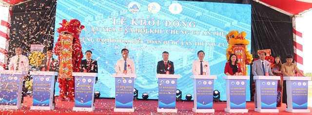 C&aacute;c đại biểu bấm n&uacute;t khởi động Dự &aacute;n Nh&agrave; ở x&atilde; hội Khu chung cư An Ph&uacute;.