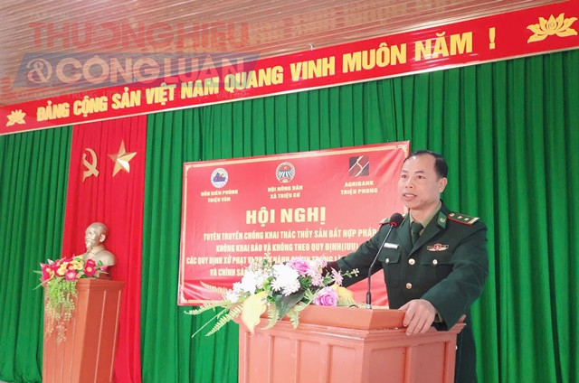 C&aacute;c đơn vị tặng cờ Tổ quốc, &aacute;o phao cho ngư d&acirc;n