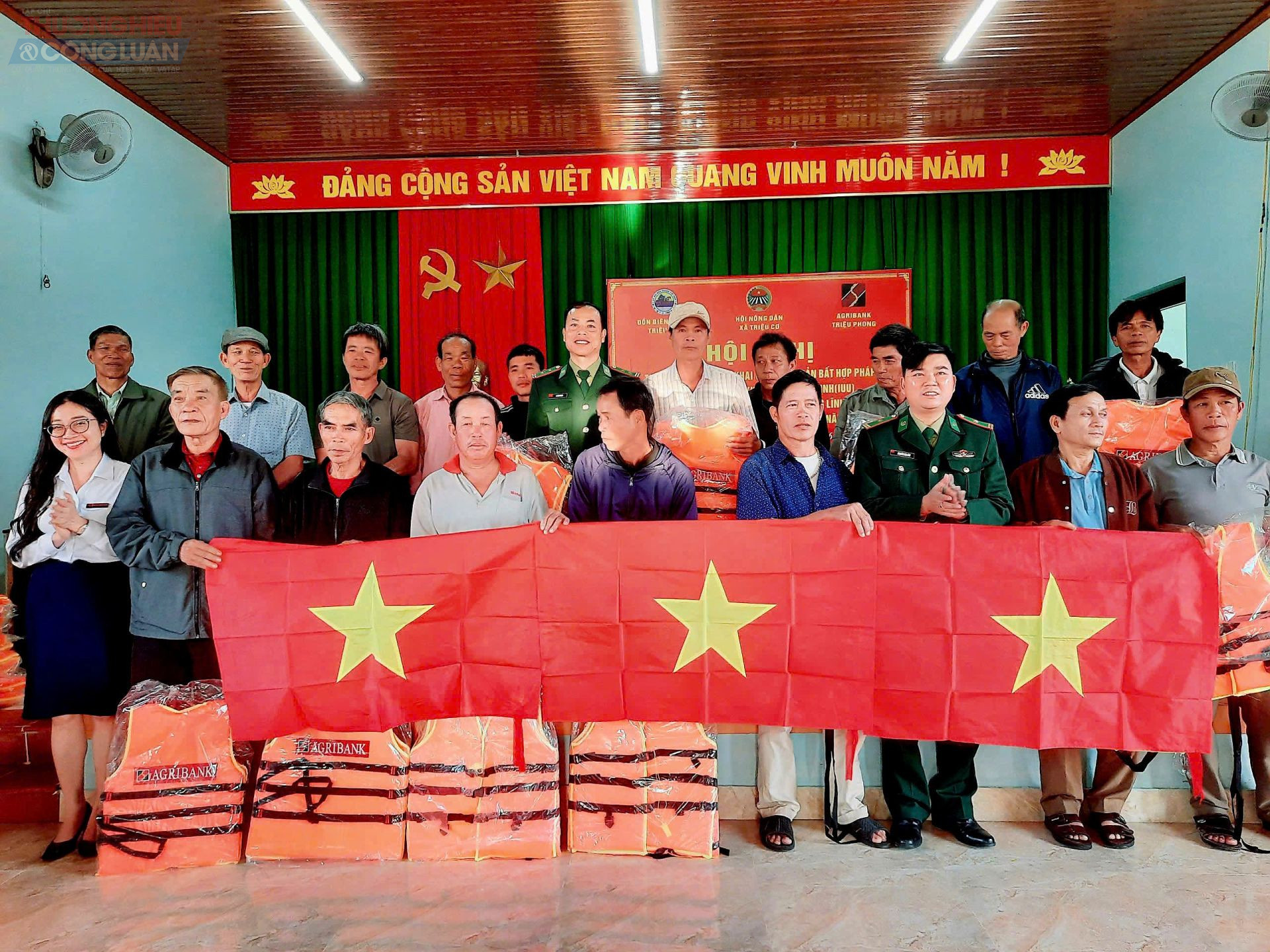 C&aacute;c đơn vị tặng cờ Tổ quốc, &aacute;o phao cho ngư d&acirc;n