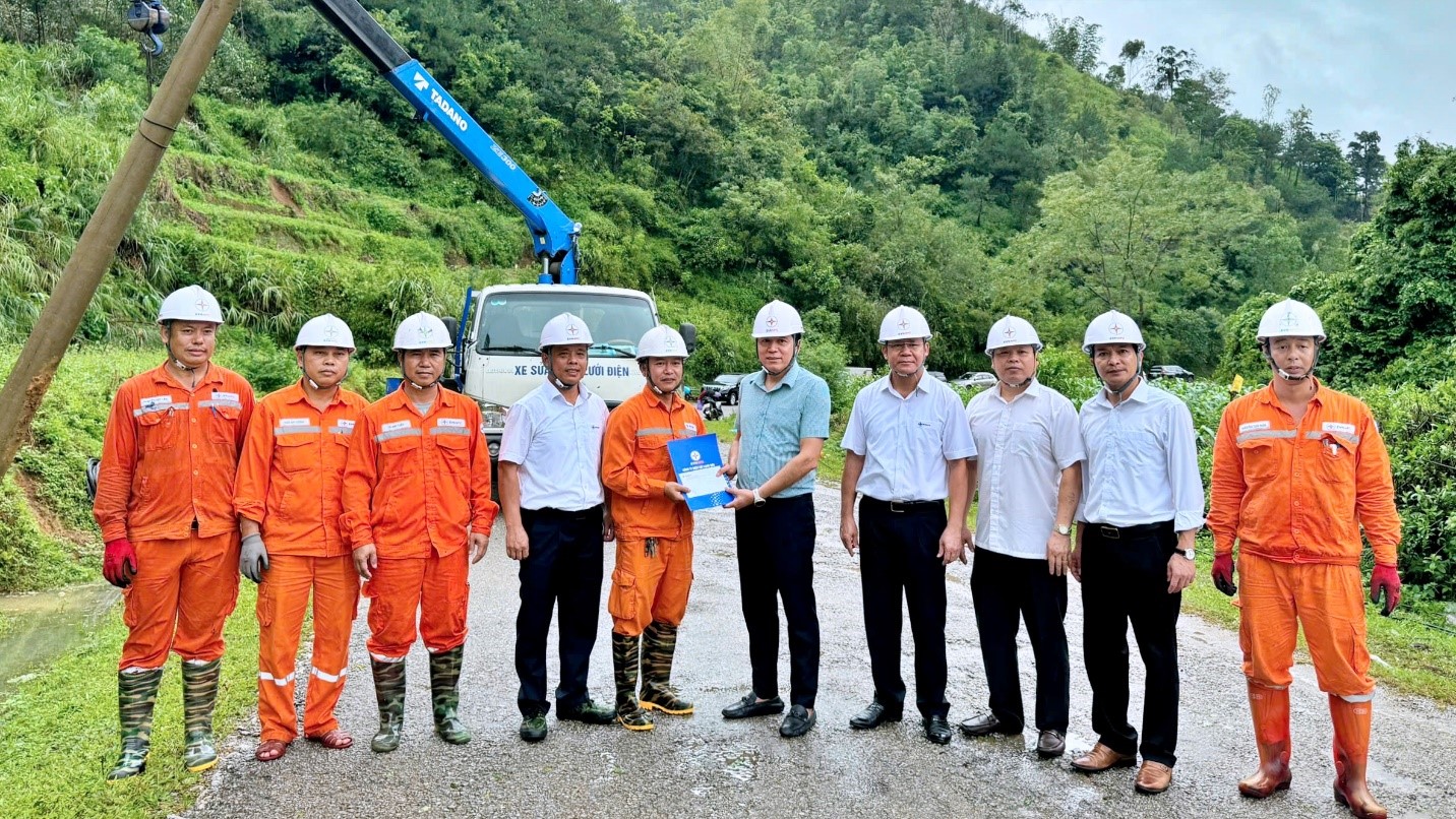 Đồng ch&iacute; B&ugrave;i L&ecirc; Cường - Ủy vi&ecirc;n BTV Đảng ủy, Th&agrave;nh vi&ecirc;n HĐTV Tổng c&ocirc;ng ty Điện lực miền Bắc động vi&ecirc;n CBCNV tham gia khắc phục lưới điện sau b&atilde;o