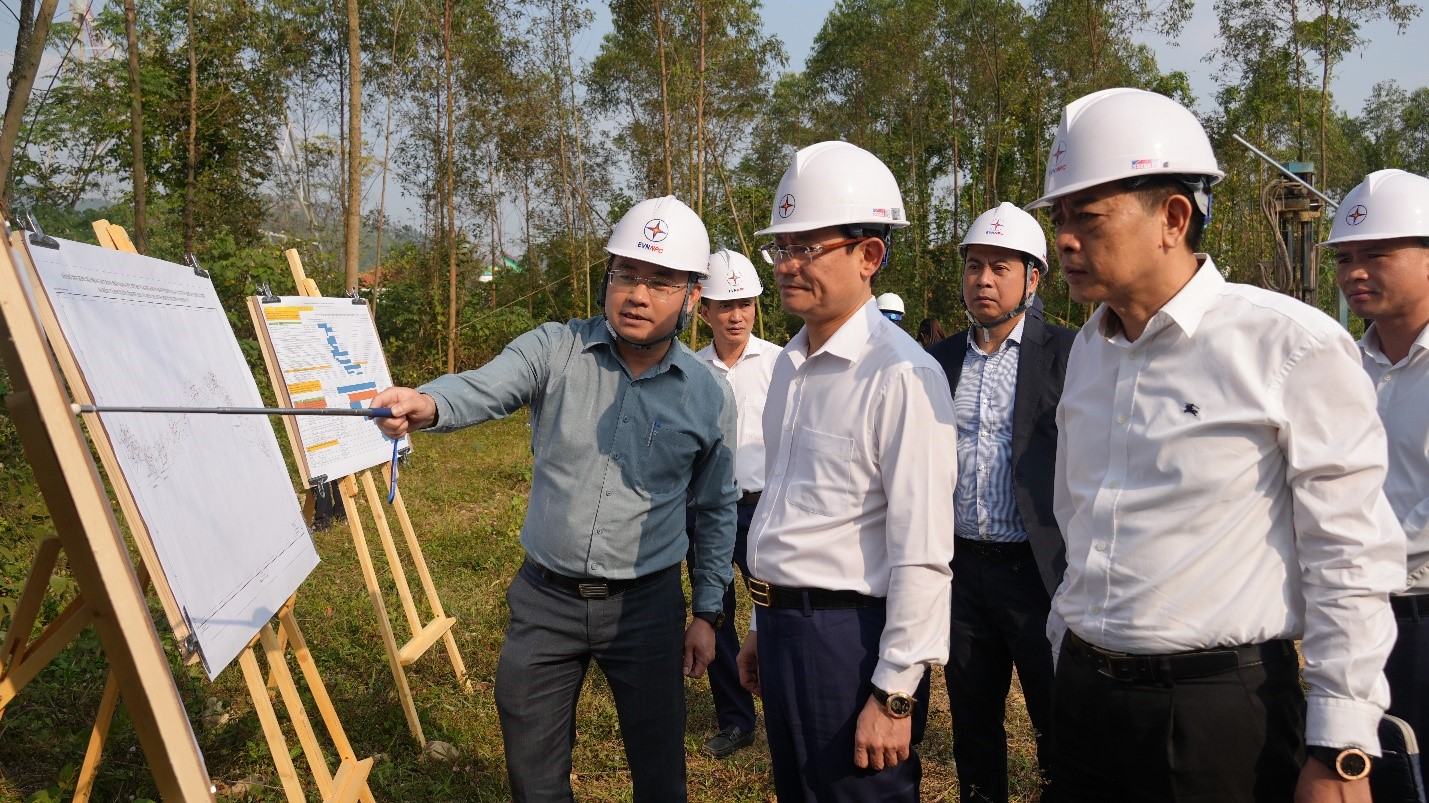 Tổng Gi&aacute;m đốc EVNNPC Nguyễn Đức Thiện kiểm tra thực địa, chỉ đạo c&ocirc;ng t&aacute;c tổ chức thi c&ocirc;ng c&ocirc;ng tr&igrave;nh xuất tuyến 110kV sau Trạm biến &aacute;p 220kV B&aacute; Thiện (Ph&uacute; Thọ)
