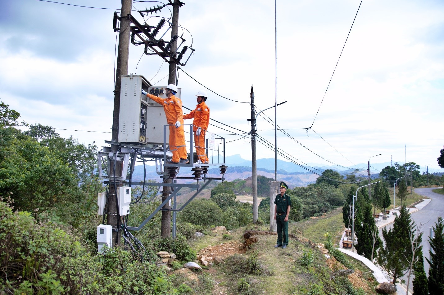 C&aacute;n bộ, c&ocirc;ng nh&acirc;n vi&ecirc;n EVNNPC phối hợp với lực lượng Bộ đội Bi&ecirc;n ph&ograve;ng kiểm tra lưới điện, đảm bảo cung cấp điện an to&agrave;n, li&ecirc;n tục tại c&aacute;c địa b&agrave;n miền n&uacute;i, bi&ecirc;n giới.