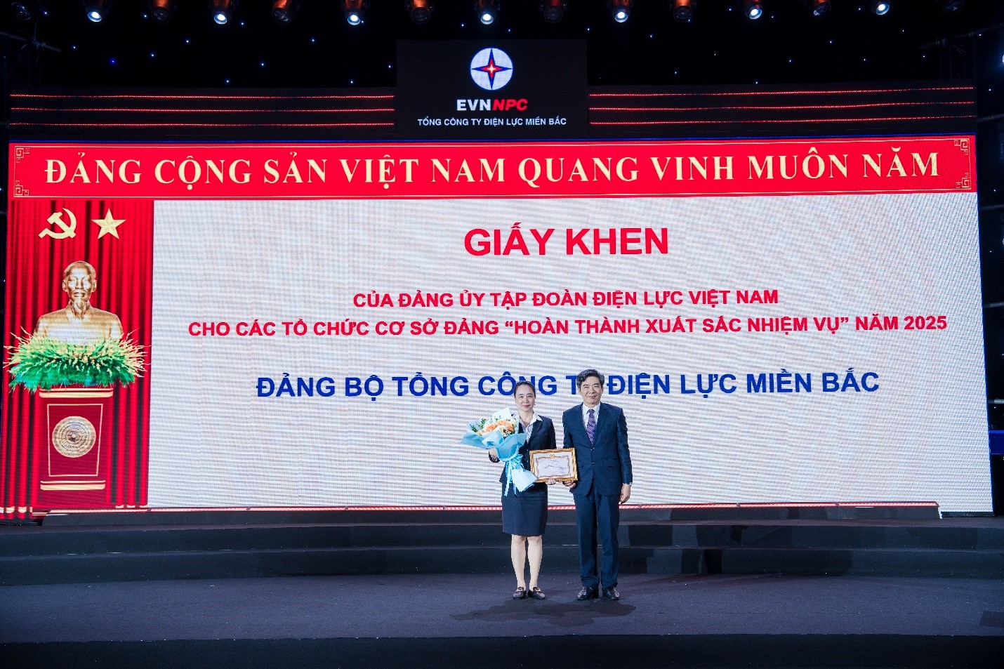 Đồng ch&iacute; Nguyễn Hữu Tuấn - Ph&oacute; B&iacute; thư thường trực Đảng ủy EVN trao Giấy khen cho Đảng bộ EVNNPC đạt danh hiệu "Ho&agrave;n th&agrave;nh xuất sắc nhiệm vụ" ti&ecirc;u biểu năm 2025.