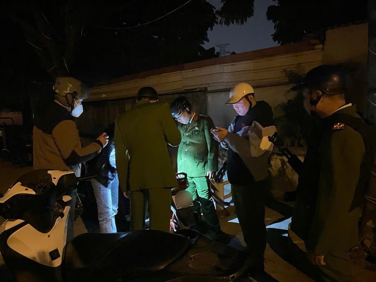 C&ocirc;ng an phường Đ&ocirc;ng Ngạc tuần tra, kiểm so&aacute;t ban đ&ecirc;m, kịp thời ph&aacute;t hiện, xử l&yacute; c&aacute;c t&igrave;nh huống ph&aacute;t sinh, giữ vững an ninh, trật tự cơ sở.