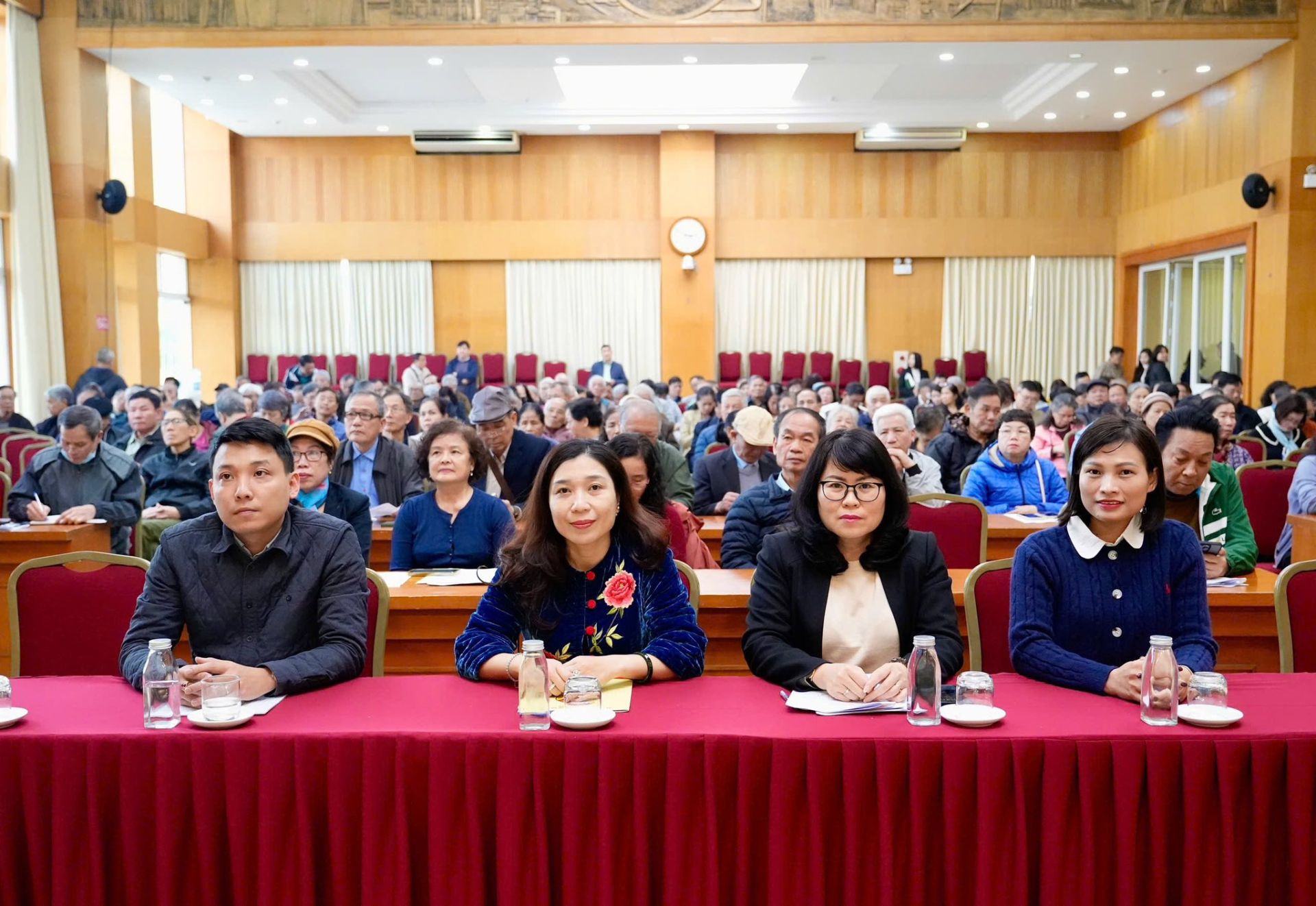 C&aacute;c đại biểu tham dự hội nghị, thể hiện tinh thần tr&aacute;ch nhiệm, d&acirc;n chủ trong việc b&agrave;n bạc x&acirc;y dựng đời sống văn h&oacute;a ở khu d&acirc;n cư.