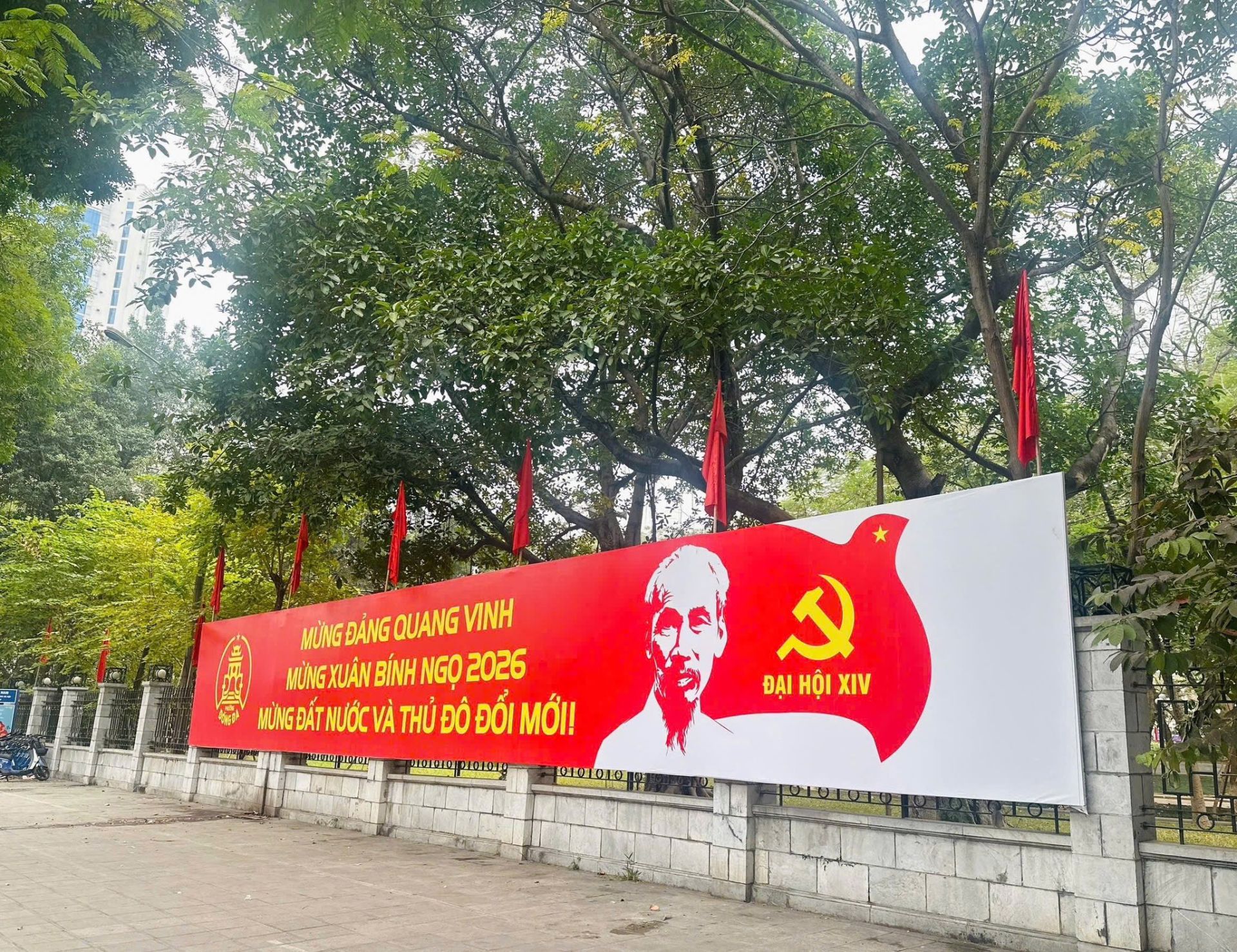 C&aacute;c tuyến phố tr&ecirc;n địa b&agrave;n phường Đống Đa được trang ho&agrave;ng pano, &aacute;p ph&iacute;ch tuy&ecirc;n truyền, tạo kh&ocirc;ng kh&iacute; phấn khởi hướng về Đại hội đại biểu to&agrave;n quốc lần thứ XIV của Đảng.
