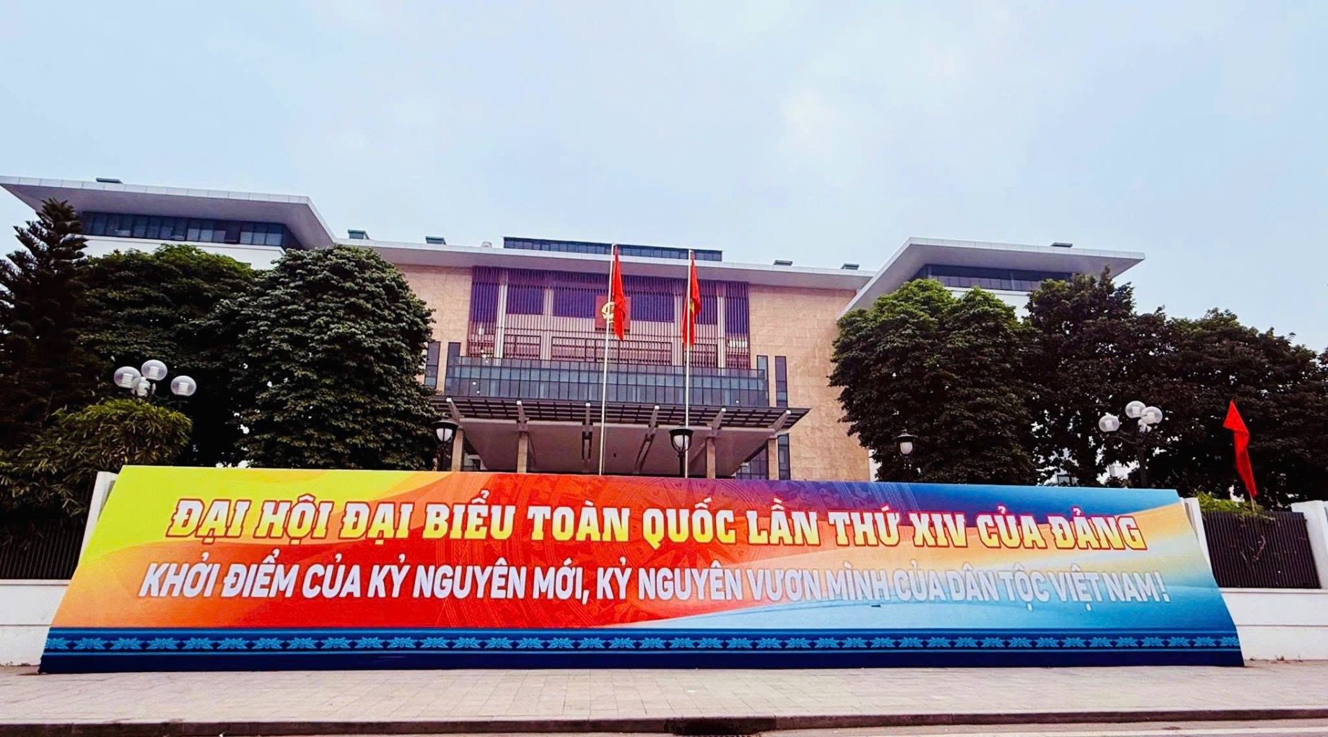 Băng r&ocirc;n, pano tuy&ecirc;n truyền ch&agrave;o mừng Đại hội đại biểu to&agrave;n quốc lần thứ XIV của Đảng được trang tr&iacute; trang trọng trước trụ sở cơ quan tr&ecirc;n địa b&agrave;n phường Đống Đa.