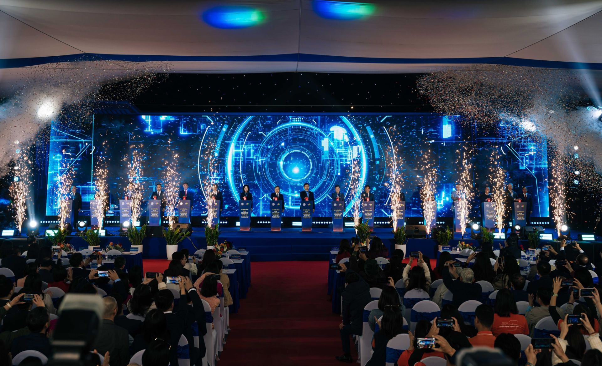 L&atilde;nh đạo UBND TP H&agrave; Nội v&agrave; Tập đo&agrave;n FPT thực hiện nghi thức khởi c&ocirc;ng Dự &aacute;n Khu C&ocirc;ng vi&ecirc;n C&ocirc;ng nghệ số v&agrave; Hỗn hợp, ch&agrave;o mừng Đại hội đại biểu to&agrave;n quốc lần thứ XIV của Đảng.