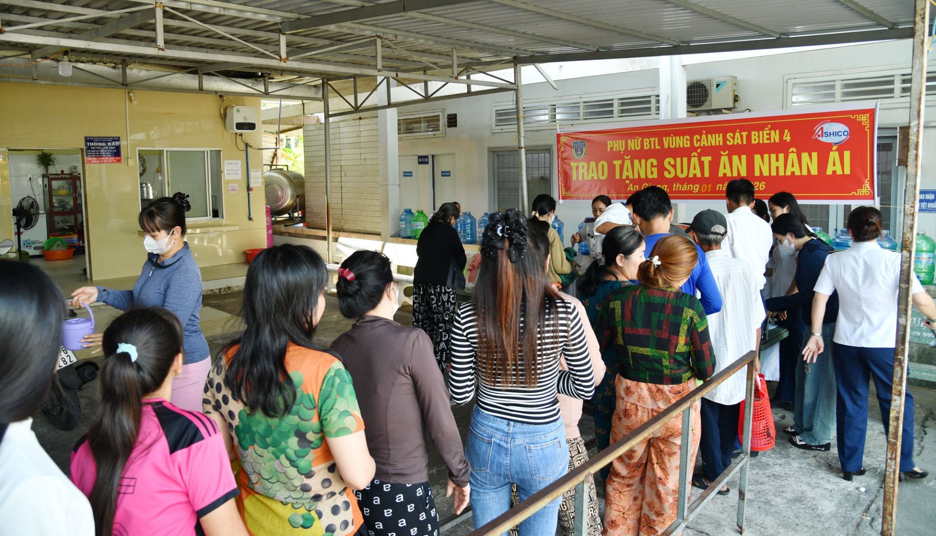 Quang cảnh buổi ph&aacute;t ch&aacute;o t&igrave;nh thương tại Trung t&acirc;m y tế Ph&uacute; Quốc.