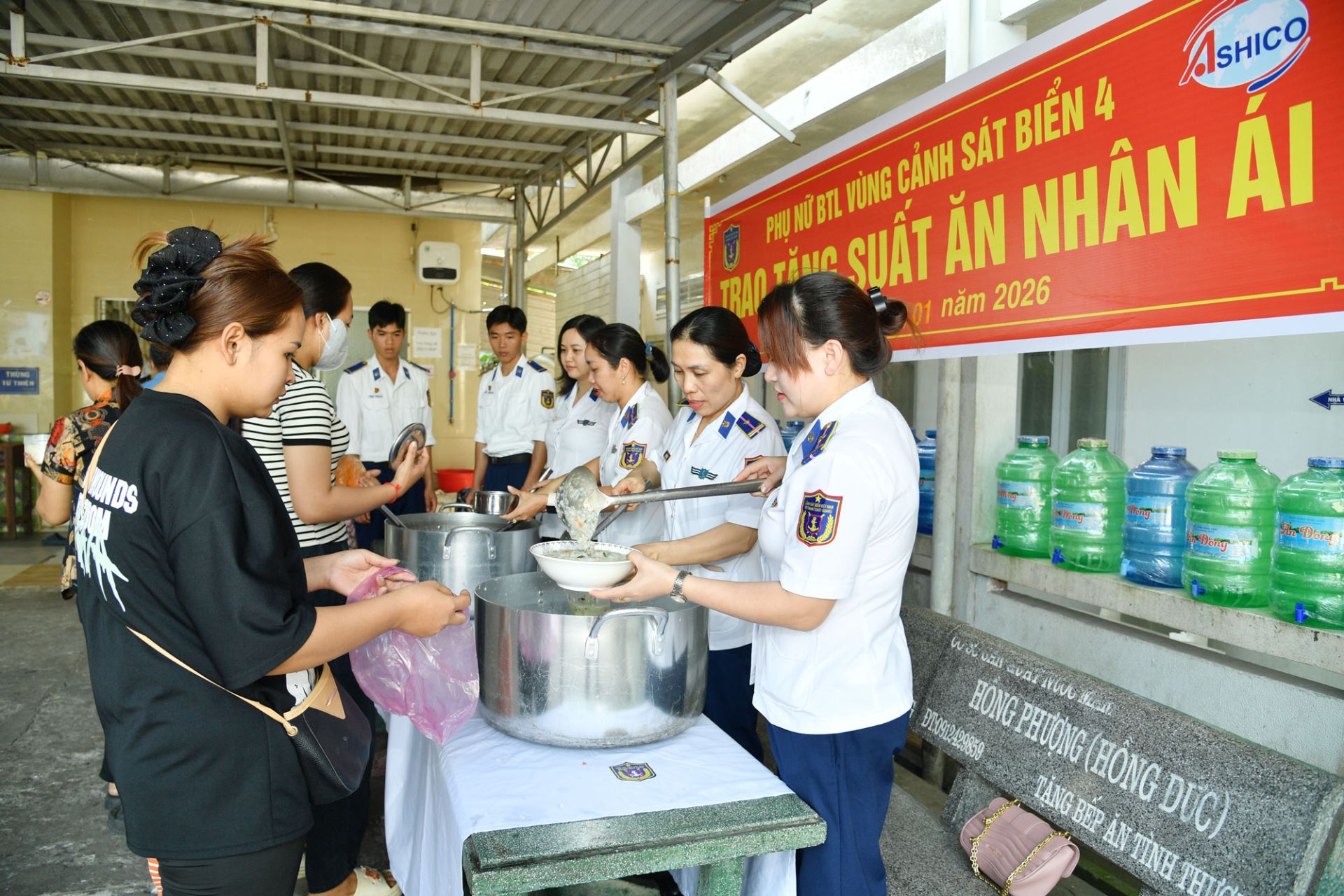 Tỏa sáng phẩm chất “Bộ đội Cụ Hồ” qua những bát cháo tình thương ngay những ngày đầu năm 2026