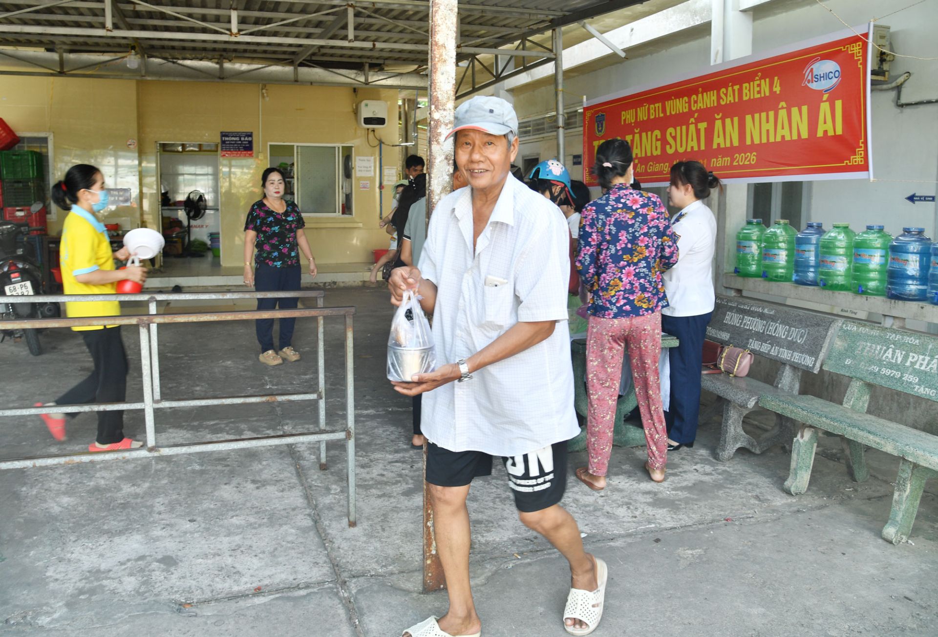 Bệnh nh&acirc;n rất vui mừng, phấn khởi khi nhận ch&aacute;o từ c&aacute;n bộ, chiến sĩ Bộ Tư lệnh V&ugrave;ng Cảnh s&aacute;t biển 4