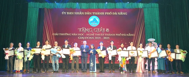 Trưởng Ban Tuy&ecirc;n gi&aacute;o v&agrave; D&acirc;n vận Th&agrave;nh ủy Huỳnh Thị Th&ugrave;y Dung v&agrave; Ph&oacute; Chủ tịch HĐND th&agrave;nh phố Đo&agrave;n Ngọc H&ugrave;ng Anh trao giải B cho c&aacute;c t&aacute;c giả c&oacute; t&aacute;c phẩm xuất sắc.