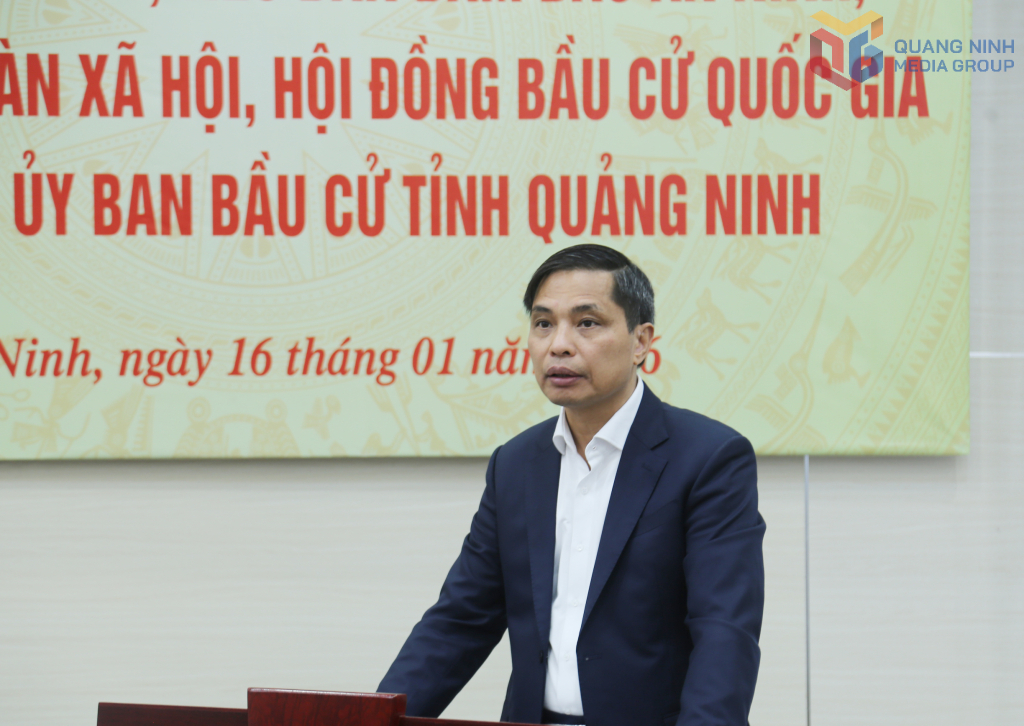 &Ocirc;ng Vũ Văn Diện, Ph&oacute; Chủ tịch Thường trực UBND tỉnh Quảng Ninh, b&aacute;o c&aacute;o tại buổi l&agrave;m việc