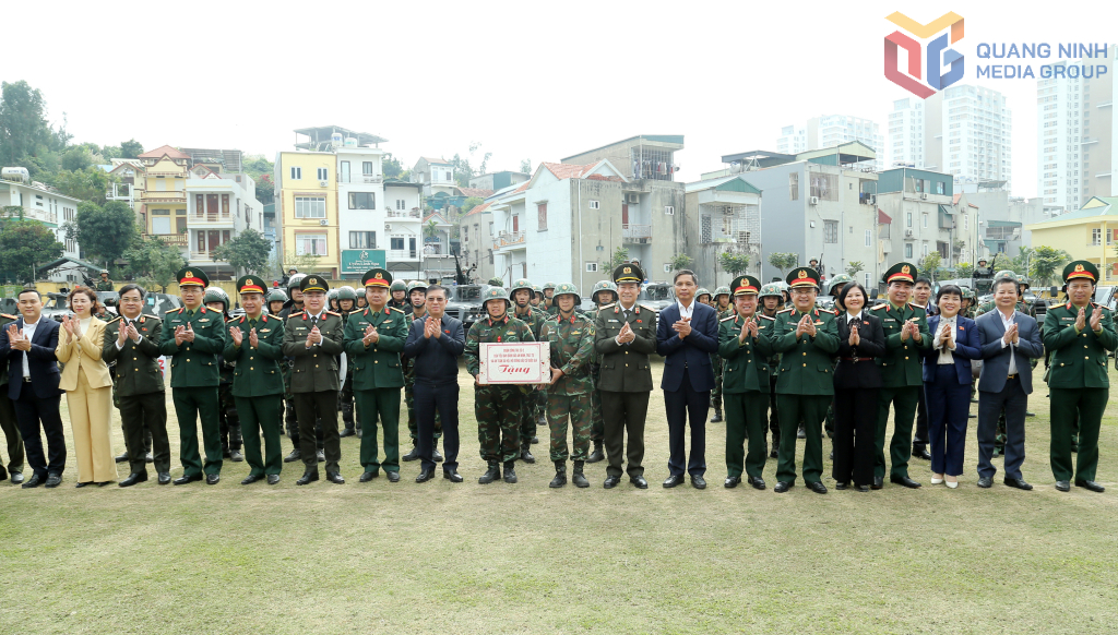 Thượng tướng L&ecirc; Tấn Tới, Ủy vi&ecirc;n Trung ương Đảng, Chủ nhiệm Ủy ban Quốc ph&ograve;ng, An ninh v&agrave; Đối ngoại của Quốc hội, Ph&oacute; Trưởng Tiểu ban Thường trực tặng qu&agrave; động vi&ecirc;n c&aacute;n bộ, chiến sĩ l&agrave;m nhiệm vụ đảm bảo an ninh trật tự phục vụ cuộc bầu cử