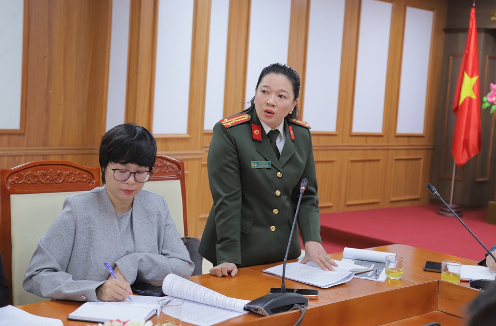 Đại diện C&ocirc;ng an tỉnh đ&oacute;ng g&oacute;p về c&ocirc;ng t&aacute;c bảo đảm an ninh trật tự, an to&agrave;n giao th&ocirc;ng.