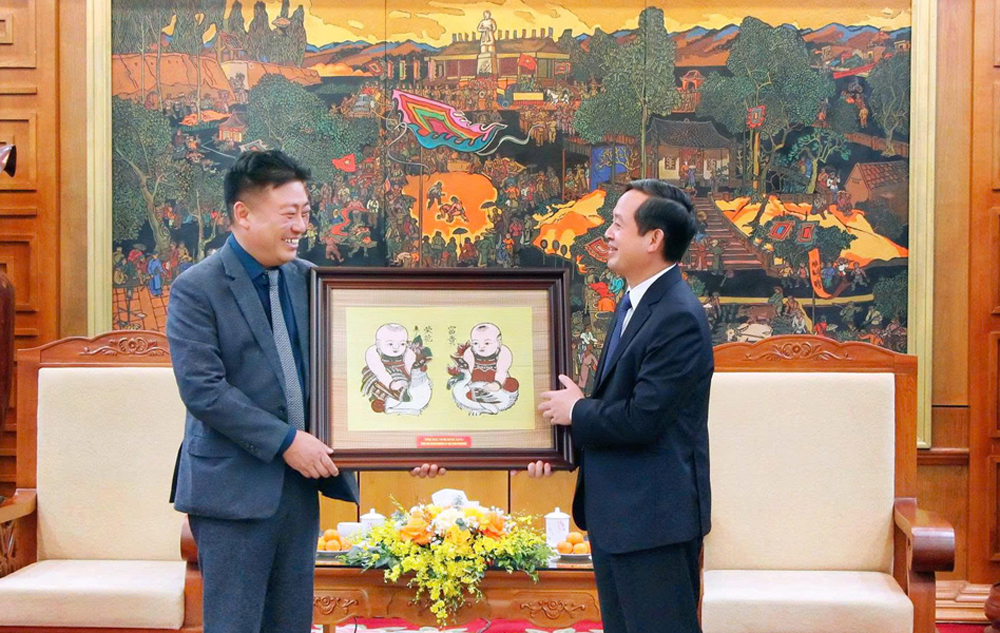 Đồng ch&iacute; Phạm Ho&agrave;ng Sơn giới thiệu về tranh d&acirc;n gian Đ&ocirc;ng Hồ, sản phẩm l&agrave;ng nghề nổi tiếng của tỉnh với Chủ tịch Tập đo&agrave;n Seojin.