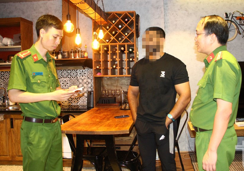 C&ocirc;ng an tỉnh Th&aacute;i Nguy&ecirc;n kiểm tra việc cư tr&uacute; của người nước ngo&agrave;i tr&ecirc;n địa b&agrave;n. Ảnh: BTN