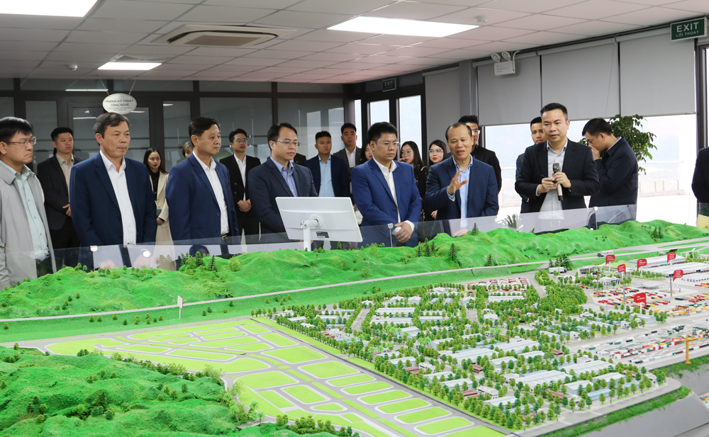 Đồng ch&iacute; Mai Sơn v&agrave; đo&agrave;n c&ocirc;ng t&aacute;c nghe giới thiệu về C&ocirc;ng vi&ecirc;n Logistics Viettel - Lạng Sơn tr&ecirc;n sa b&agrave;n.