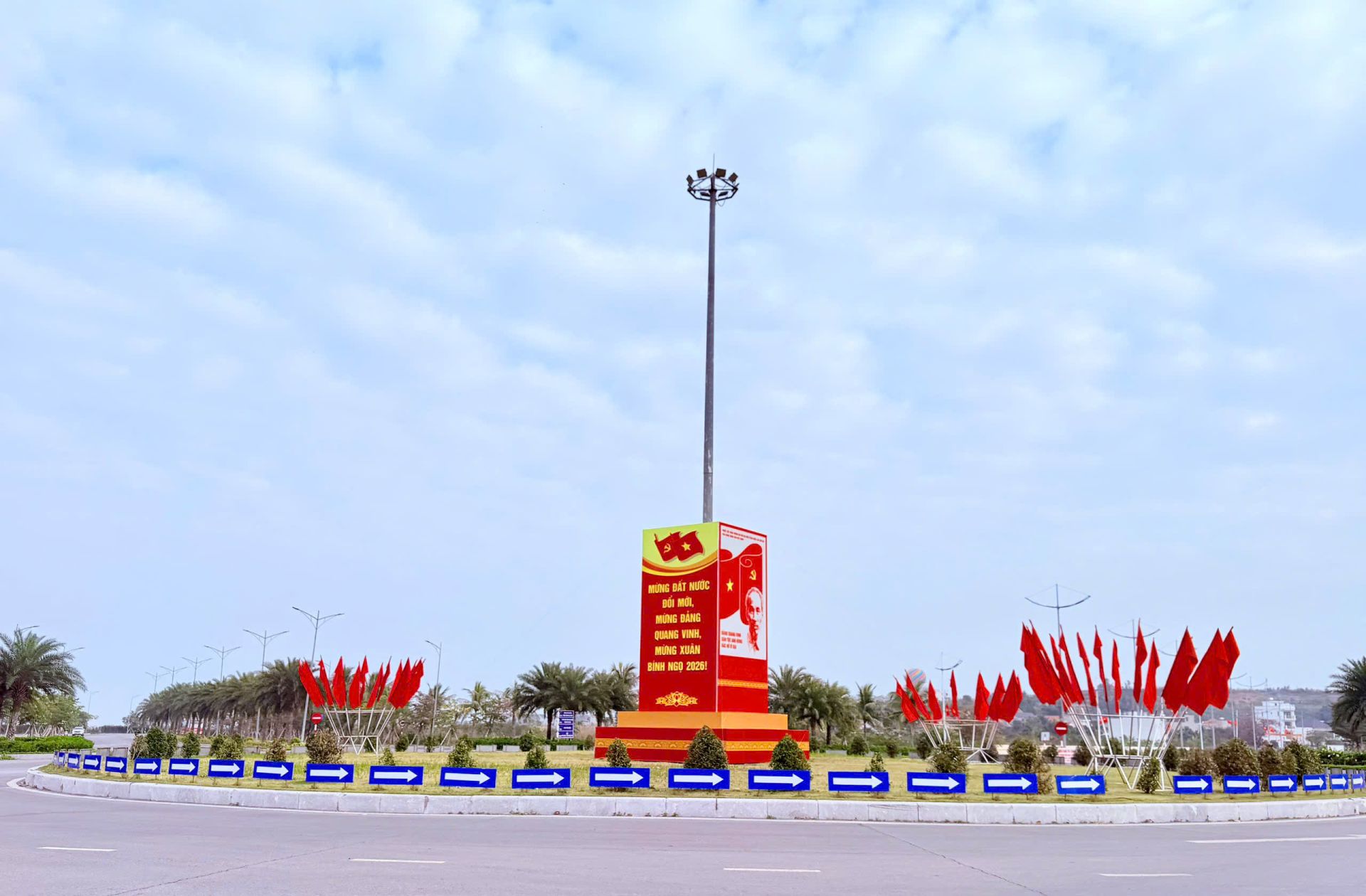 Cụm cờ, pano rực rỡ từ những tuyến đường lớn