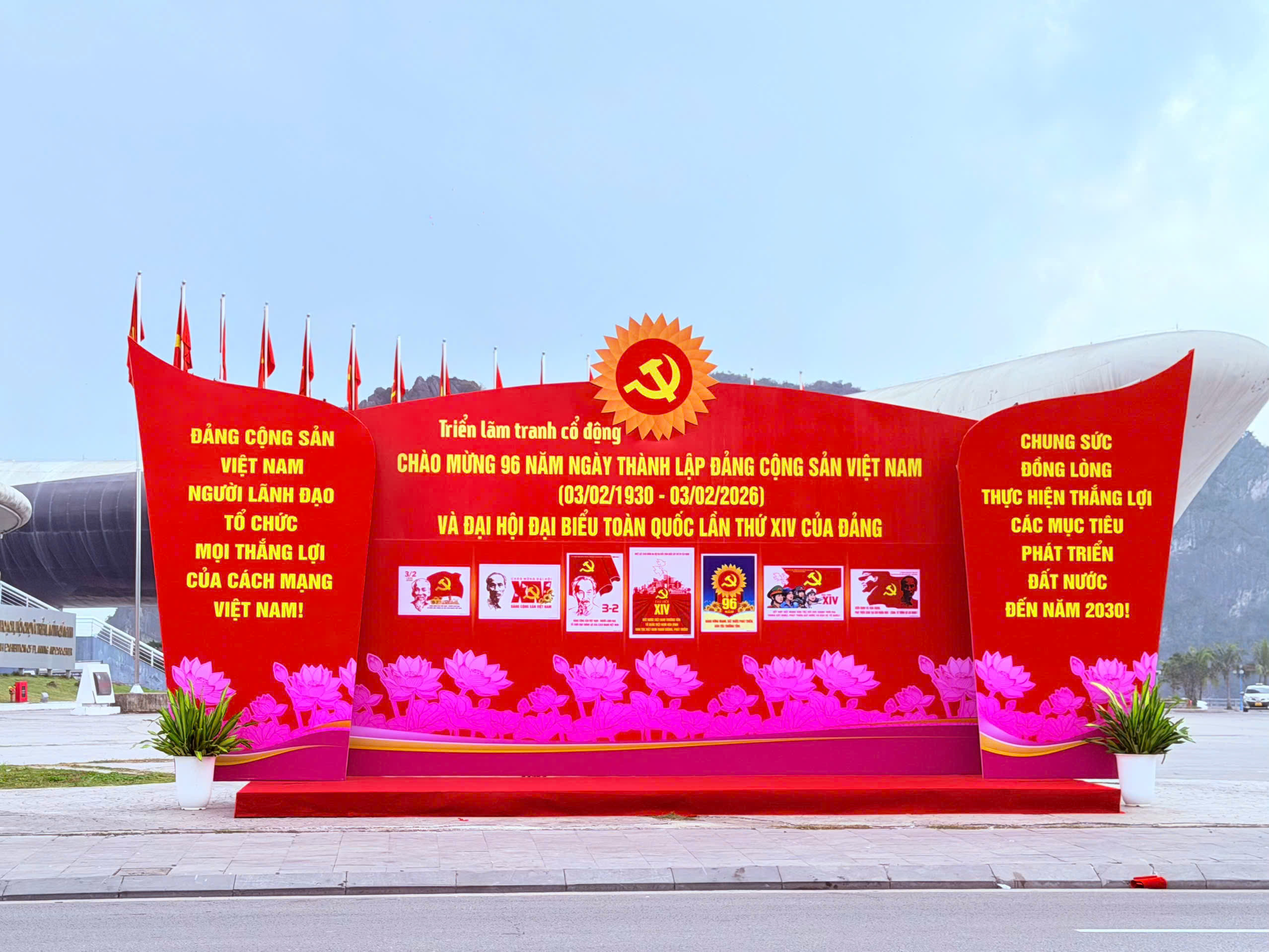 Nội dung tuy&ecirc;n truyền thể hiện quyết t&acirc;m của Đảng bộ, ch&iacute;nh quyền v&agrave; nh&acirc;n d&acirc;n tỉnh Quảng Ninh thực hiện thắng lợi c&aacute;c mục ti&ecirc;u ph&aacute;t triển đất nước đến năm 2030