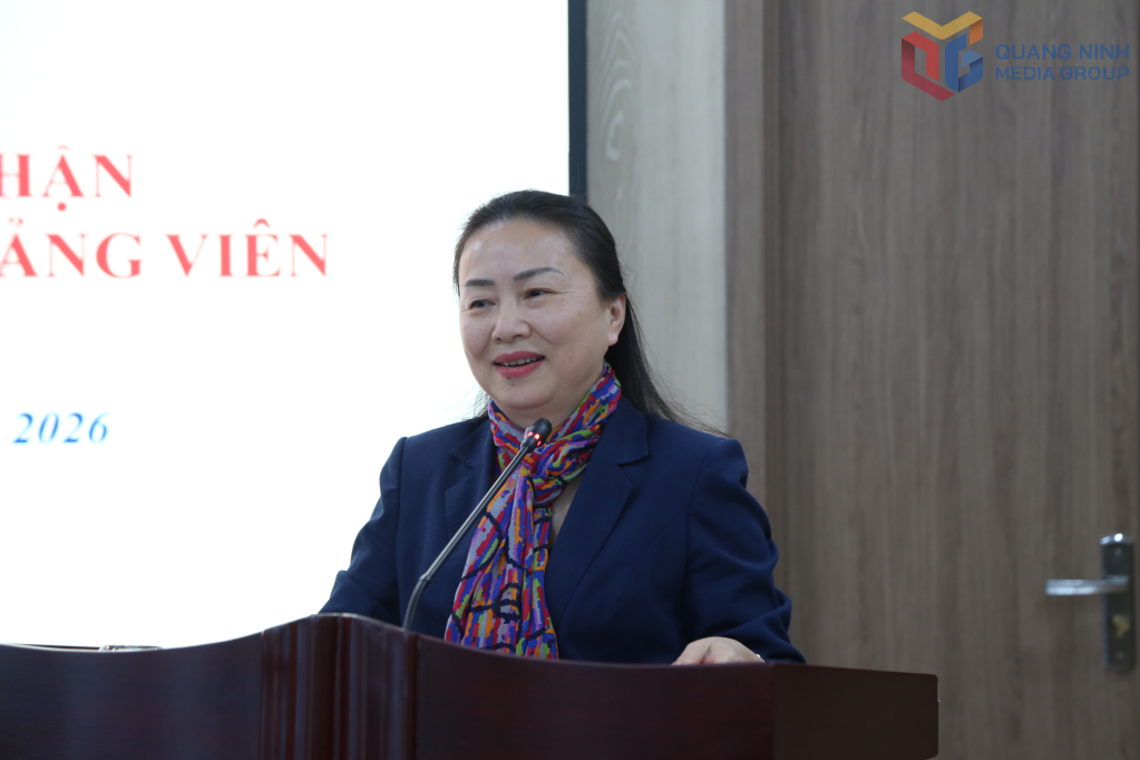 B&agrave; Vi Ngọc B&iacute;ch, Ủy vi&ecirc;n Ban Thường vụ, Trưởng Ban Tổ chức Tỉnh ủy Quảng Ninh ph&aacute;t biểu tại hội nghị