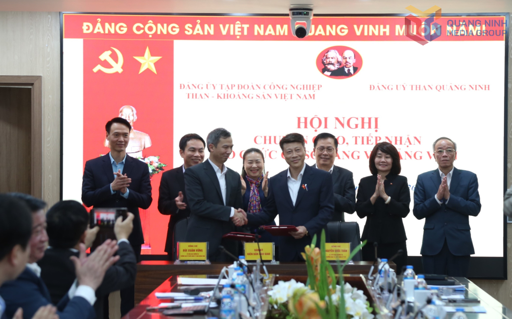 Lễ k&yacute; bi&ecirc;n bản b&agrave;n giao, tiếp nhận c&aacute;c tổ chức Đảng trực thuộc Đảng bộ Tập đo&agrave;n C&ocirc;ng nghiệp Than - Kho&aacute;ng sản Việt Nam về trực thuộc Đảng bộ Than Quảng Ninh