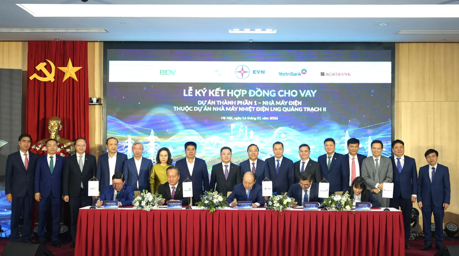 Đại diện l&atilde;nh đạo EVN c&ugrave;ng đại diện l&atilde;nh đạo c&aacute;c ng&acirc;n h&agrave;ng hợp vốn (Vietcombank, BIDV, Vietinbank, Agribank) thực hiện nghi thức k&yacute; kết hợp đồng cho vay. &Ocirc;ng Nguyễn Việt Cường, Ph&oacute; Tổng Gi&aacute;m đốc Vietcombank (thứ 2 từ tr&aacute;i qua, h&agrave;ng đầu) đại diện ng&acirc;n h&agrave;ng k&yacute; kết. Ảnh: VCB