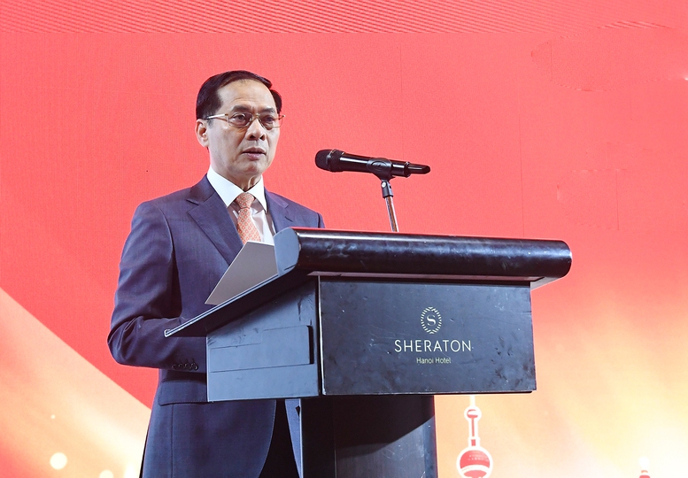 Ph&oacute; Thủ tướng Ch&iacute;nh phủ B&ugrave;i Thanh Sơn ph&aacute;t biểu tại chi&ecirc;u đ&atilde;i ch&agrave;o mừng 76 năm ng&agrave;y thiết lập quan hệ ngoại giao Việt Nam-Trung Quốc (18/01/1950-18/01/2026) - Ảnh: VGP/Hải Minh