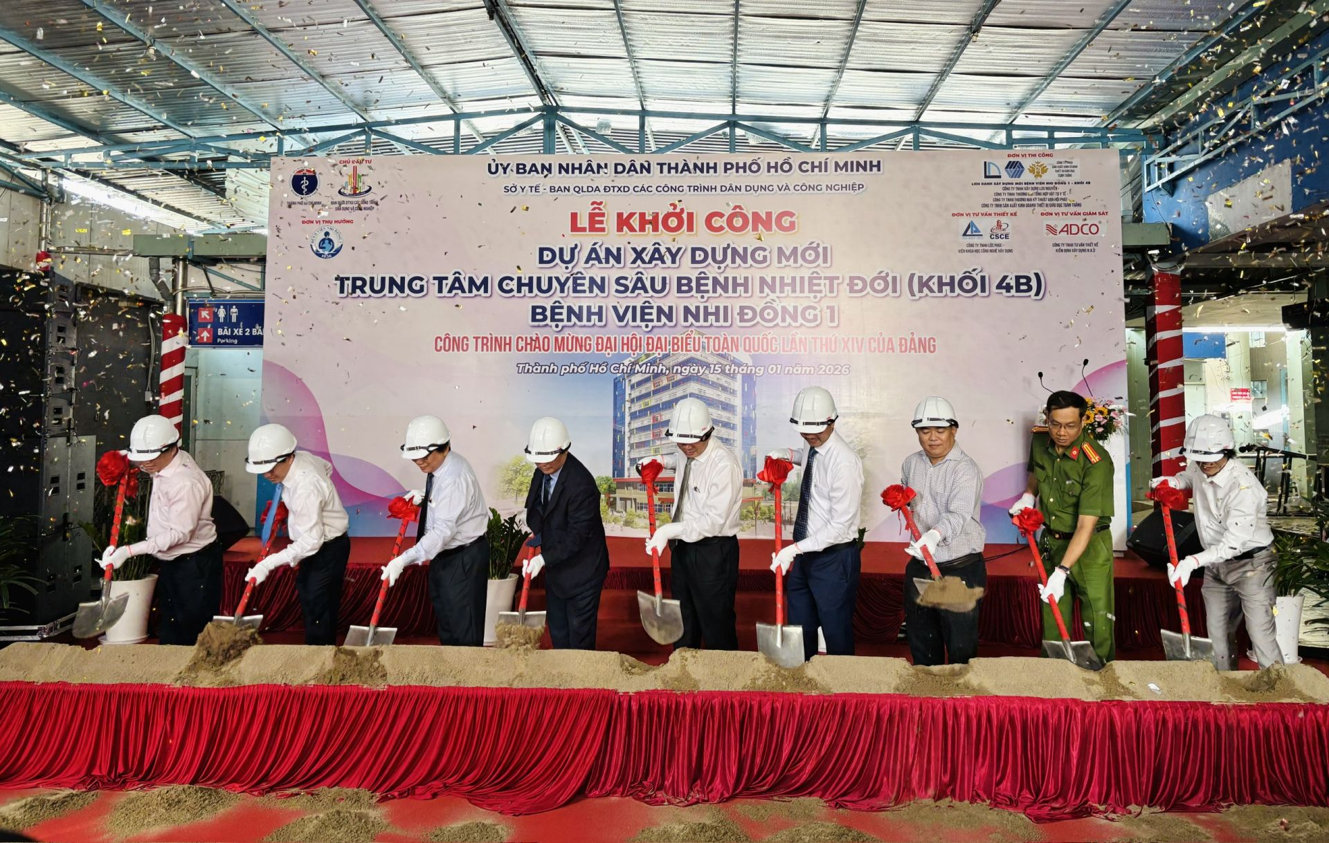 C&aacute;c đại biểu thực hiện nghi thức lễ khởi c&ocirc;ng