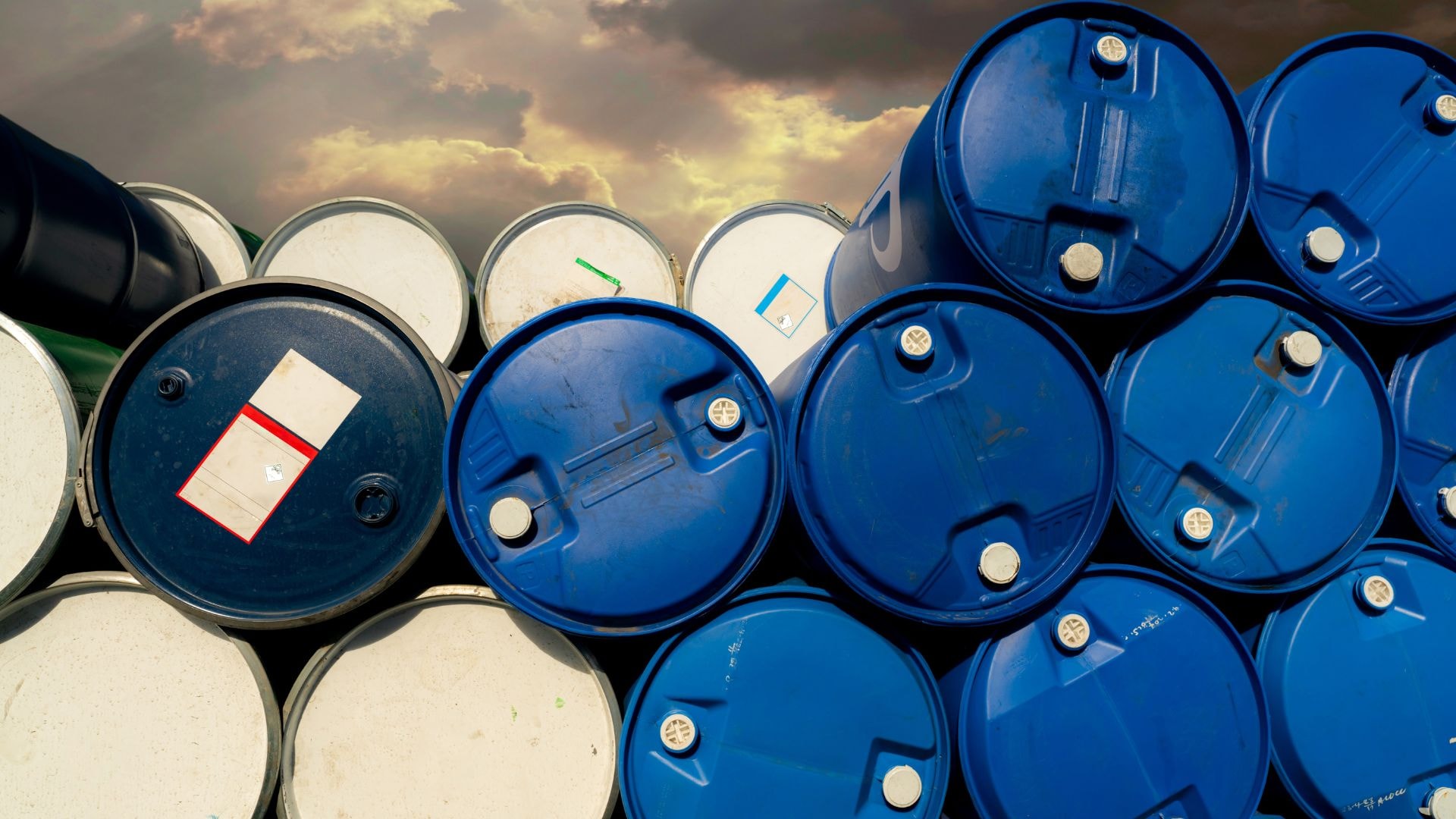 Gi&aacute; xăng dầu h&ocirc;m nay 16/1: Gi&aacute; dầu thế giới lao dốc gần 5% (Ảnh minh họa)