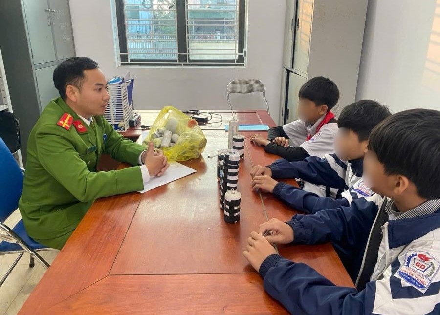 Cơ quan c&ocirc;ng an l&agrave;m việc với 3 học sinh