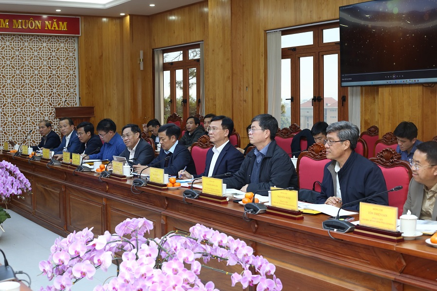 Chủ tịch UBND tỉnh L&acirc;m Đồng Hồ Văn Mười v&agrave; c&aacute;c Ph&oacute; Chủ tịch UBND tỉnh tham dự buổi l&agrave;m việc