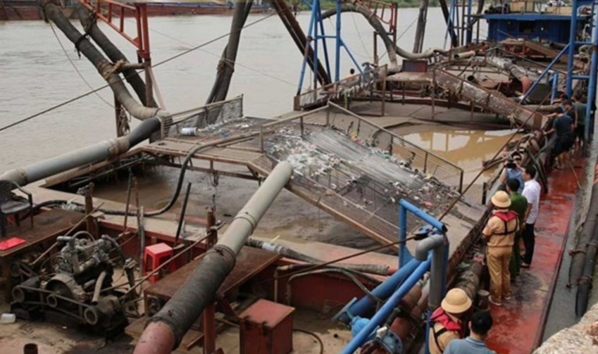 Lào Cai: Triệt phá đường dây khai thác cát trái phép quy mô lớn trên sông Hồng