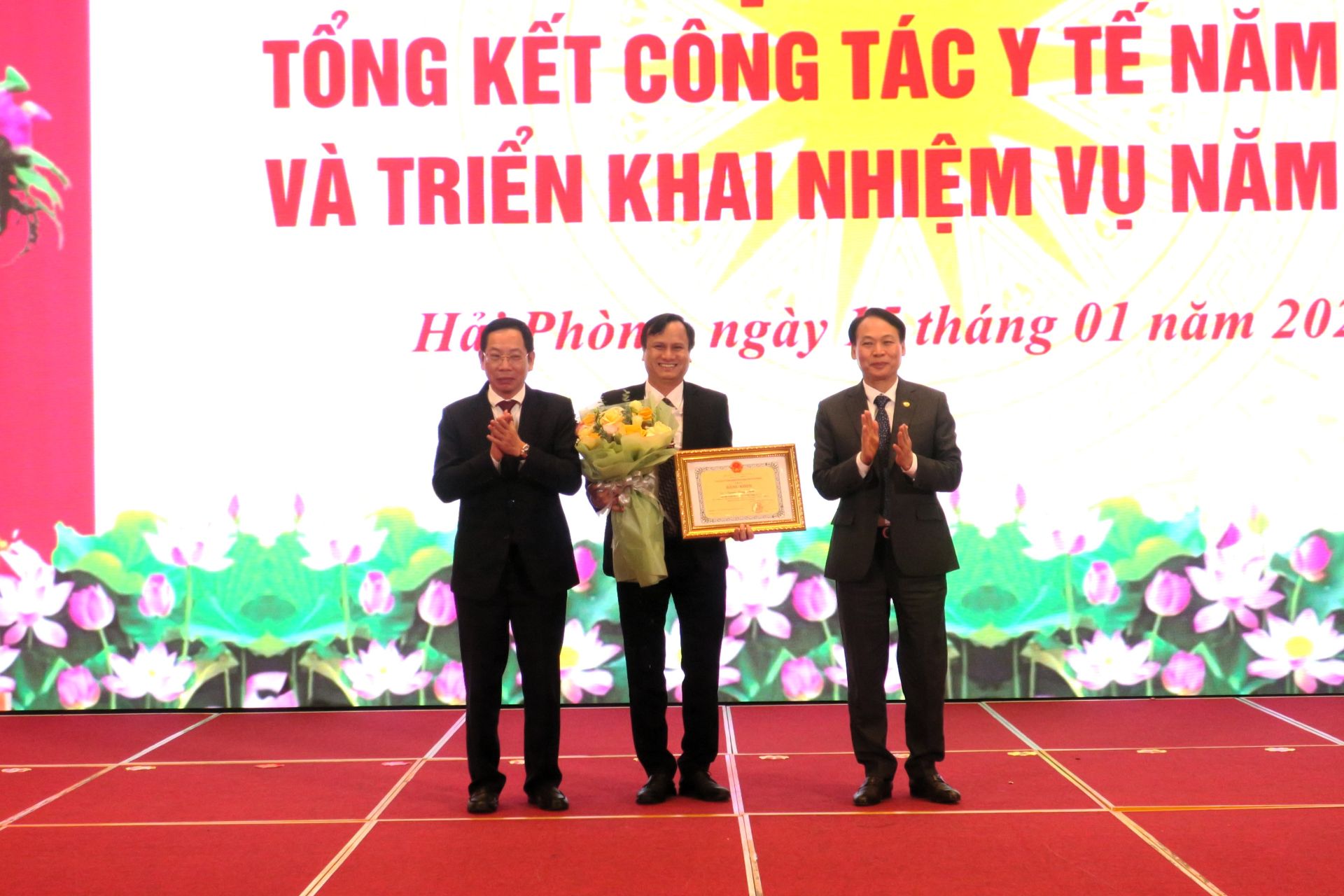 Ph&oacute; Chủ tịch UBND th&agrave;nh phố Vũ Tiến Phụng trao Bằng khen của UBND th&agrave;nh phố cho Gi&aacute;m đốc Trung t&acirc;m Cấp cứu 115 Hải Ph&ograve;ng Nguyễn Quang Ch&iacute;nh.