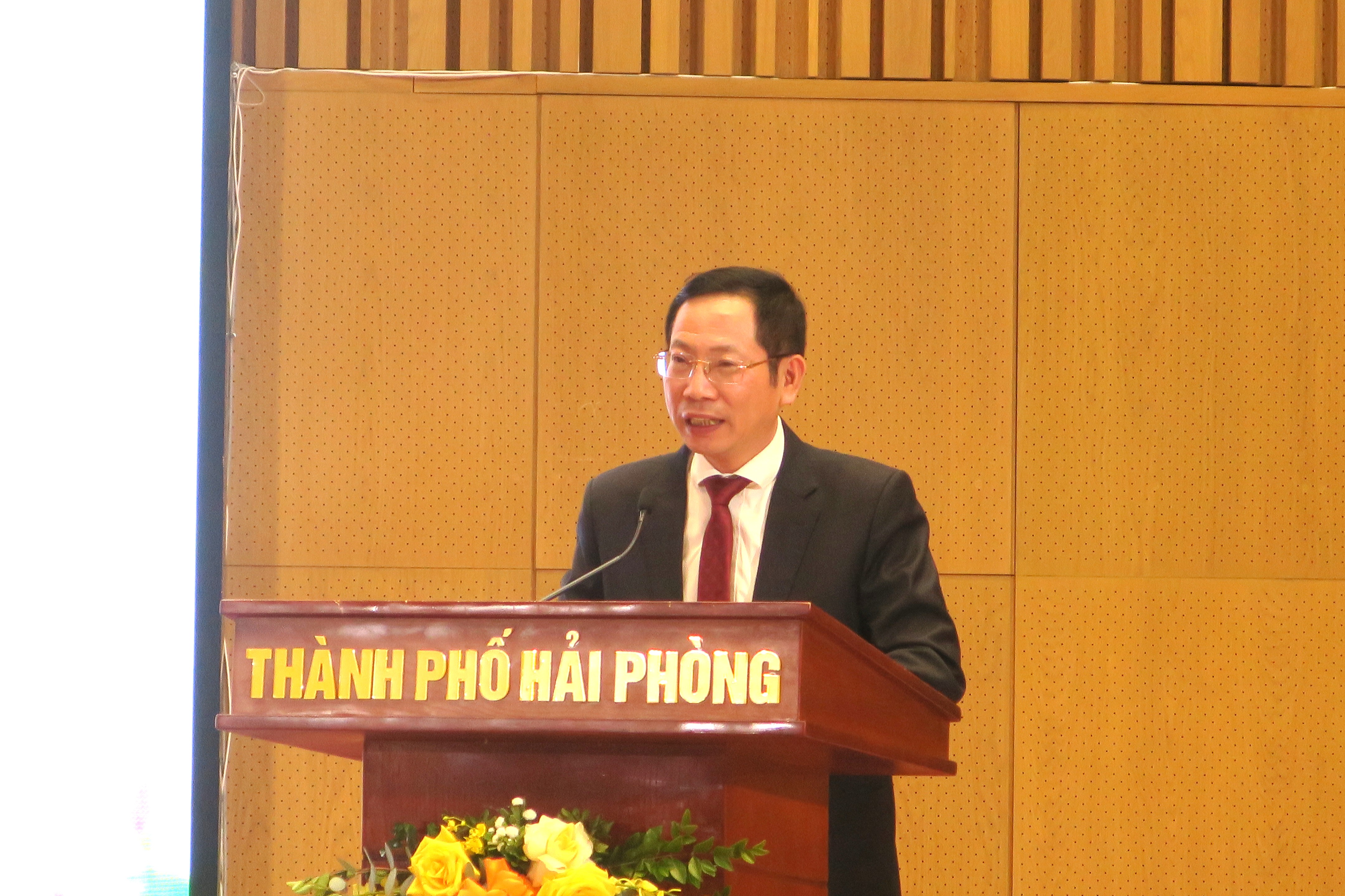 Đồng ch&iacute; Vũ Tiến Phụng, Ph&oacute; Chủ tịch UBND th&agrave;nh phố ph&aacute;t biểu.