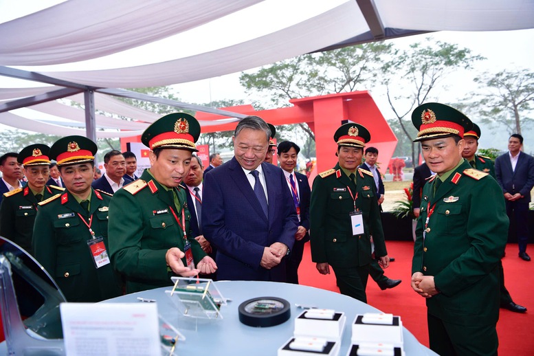 Tổng Bí thư Tô Lâm tham quan gian trưng bày - Ảnh: VGP/Nhật Bắc