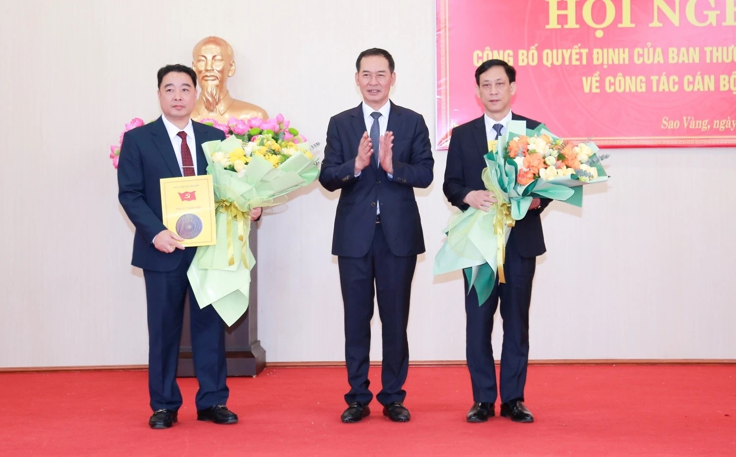 Ph&oacute; B&iacute; thư Tỉnh ủy, Chủ tịch Ủy ban MTTQ tỉnh Trịnh Tuấn Sinh trao Quyết định của Ban Thường vụ Tỉnh ủy về c&ocirc;ng t&aacute;c c&aacute;n bộ v&agrave; tặng hoa c&aacute;c đồng ch&iacute; Mai Văn Hải, Nguyễn Minh Ho&agrave;ng.