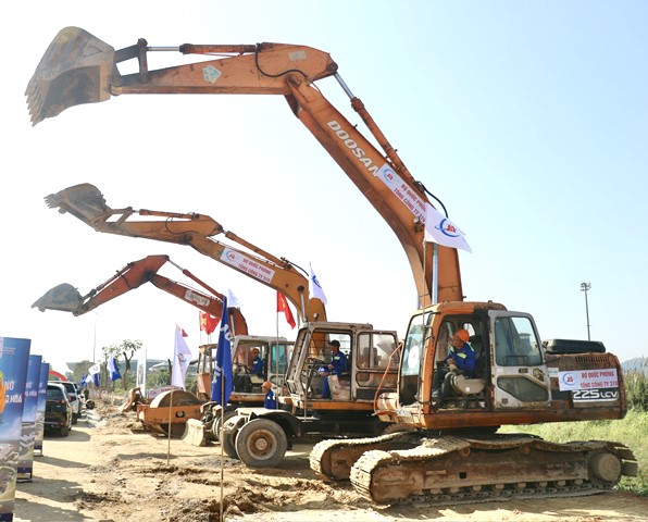 Khởi động m&aacute;y m&oacute;c thực hiện dự &aacute;n.