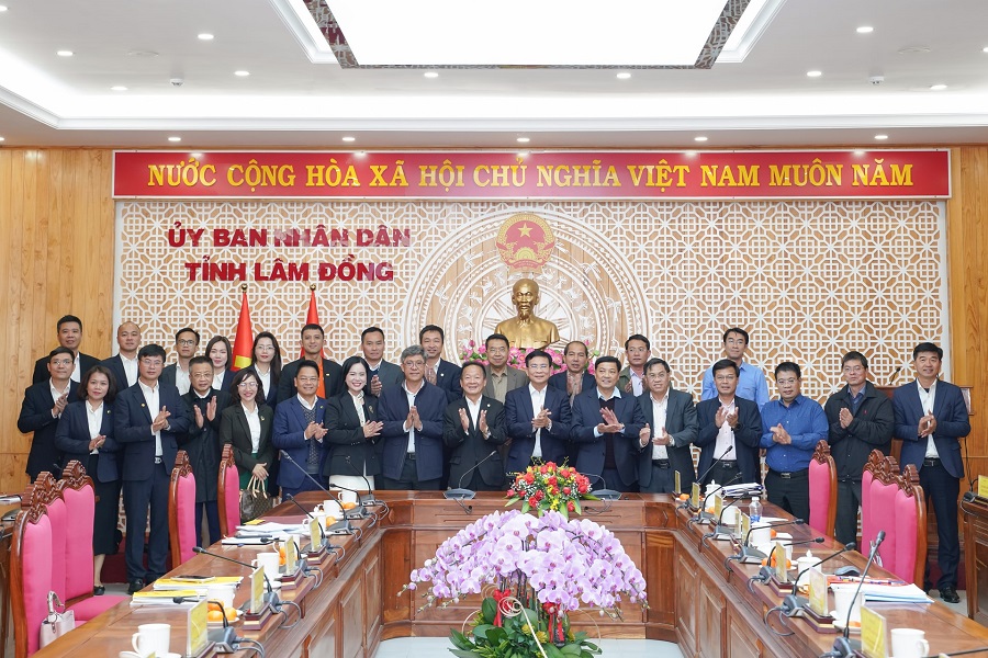 L&atilde;nh đạo tỉnh L&acirc;m Đồng v&agrave; T&T Group c&ugrave;ng chụp h&igrave;nh lưu niệm