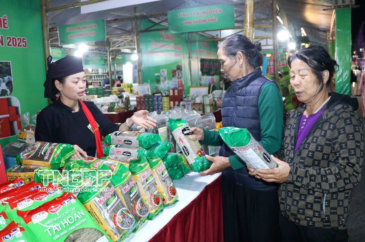 C&aacute;c sản phẩm OCOP được nhiều người ti&ecirc;u d&ugrave;ng ưa chuộng v&agrave; chọn mua