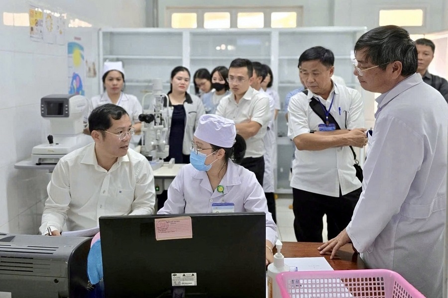 &Ocirc;ng Huỳnh Thanh Huynh, Ph&oacute; Gi&aacute;m đốc Sở Y tế kiểm tra c&ocirc;ng t&aacute;c triển khai hồ sơ bệnh &aacute;n điện tử tại Trung t&acirc;m Y tế khu vực Đắk Mil